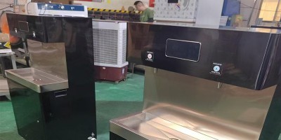 直飲水機接水口分身高版和矮版：這所學校把“兒童友好”做到細節(jié)里